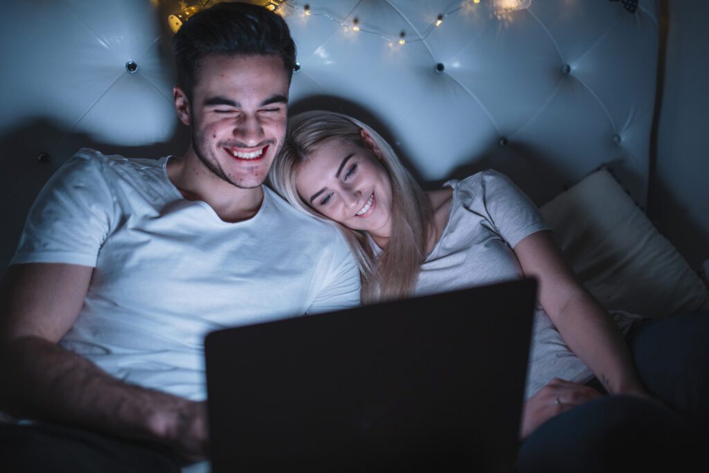 Casal assistindo filme
