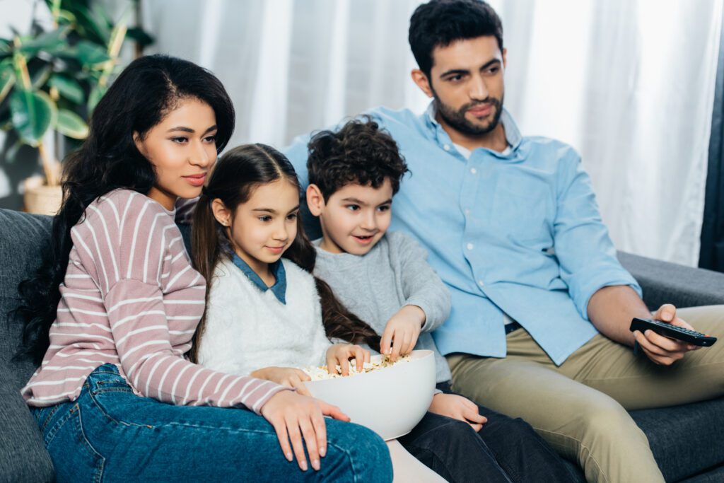 Família assistindo filme da Disney