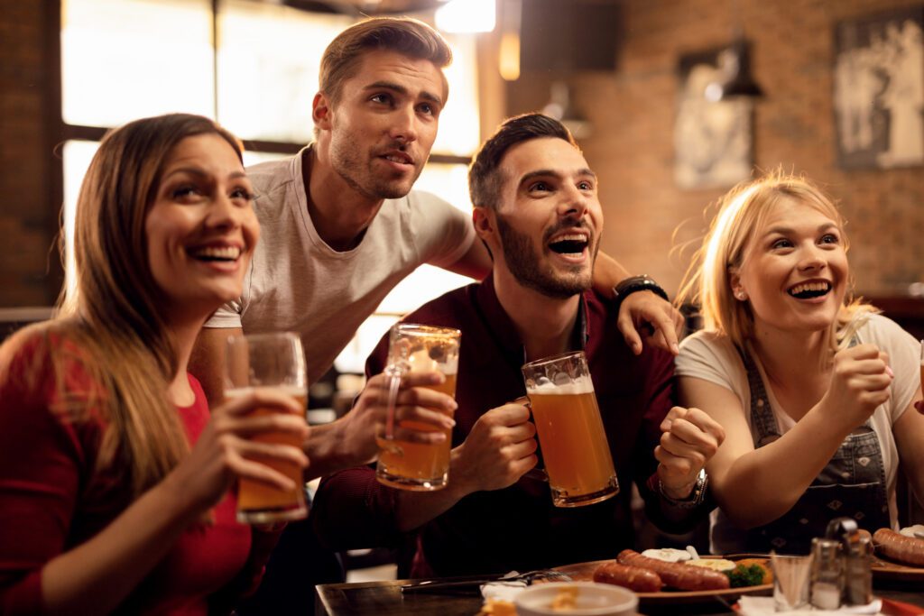 Jovens assistindo TV
