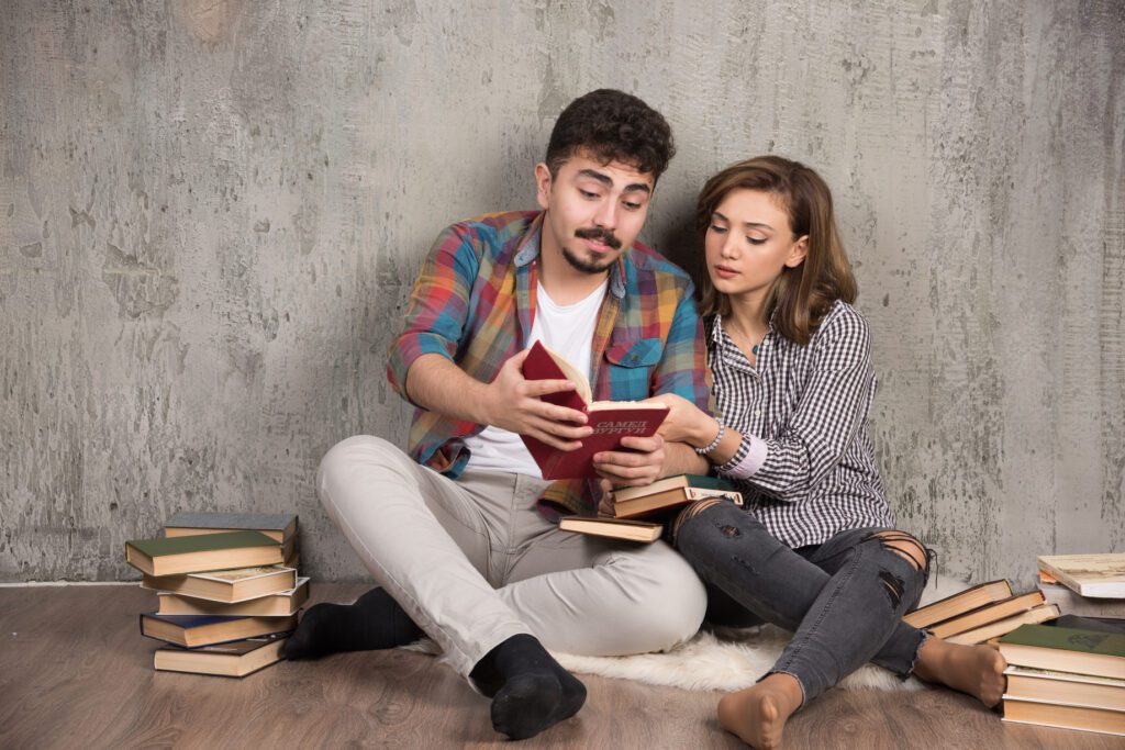 Casal lendo livro